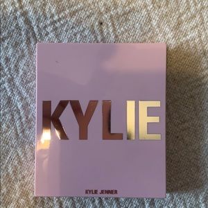 Kylie Jenner powder